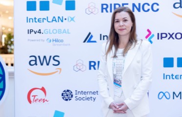 Peretele sponsorilor RIPE 91 București, cu sigla TeenTelecom alături de RIPE NCC, InterLAN, AWS și Internet Society
